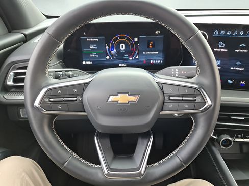 Used 2026 Chevrolet Traverse LT FWD image 12