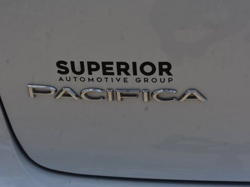 Used 2024 Chrysler Pacifica Touring-L FWD image 7