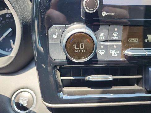 Used 2020 Toyota Highlander XLE AWD/4WD image 19