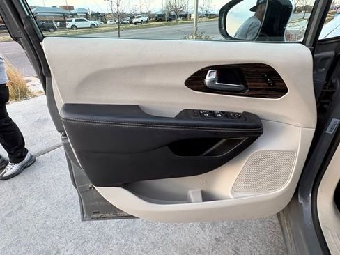 Used 2023 Chrysler Pacifica Limited FWD image 10
