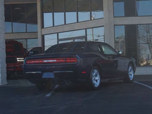 Used 2013 Dodge Challenger SXT image 3