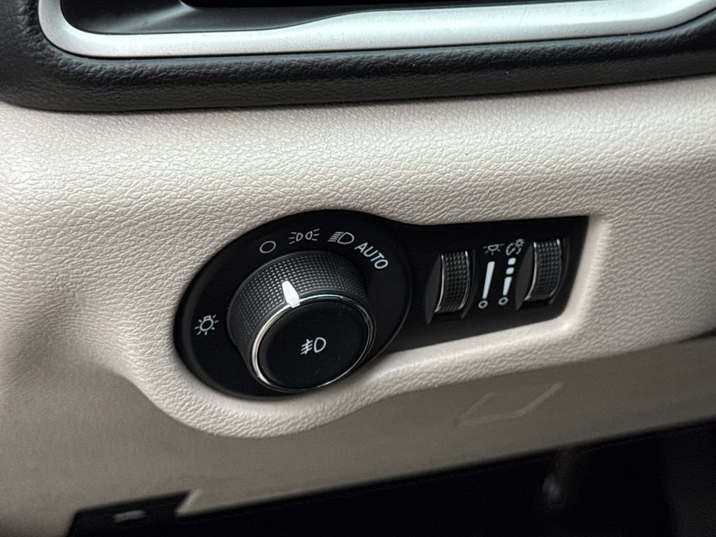 Used 2023 Chrysler Pacifica Touring-L FWD image 27