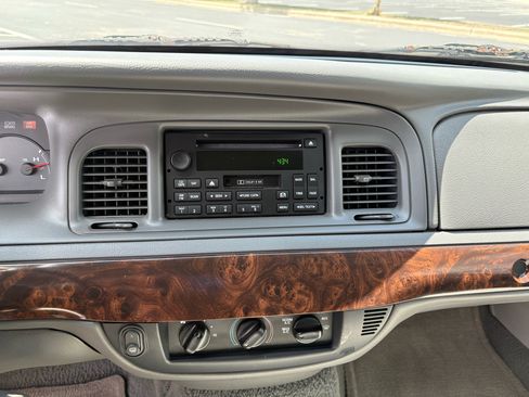 Used 2005 Mercury Grand Marquis GS image 32