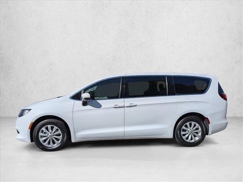 Used 2018 Chrysler Pacifica LX w/ Tire & Wheel Group FWD image 9