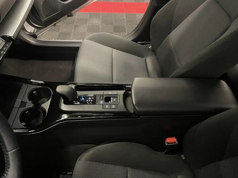 Used 2025 Toyota Prius LE FWD image 31