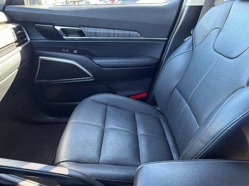 Used 2023 Kia Telluride EX w/ EX Captain's Chair Package FWD image 12