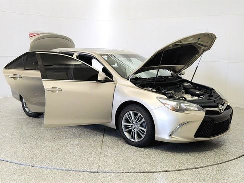 Used 2016 Toyota Camry SE w/ Moonroof Package FWD image 9