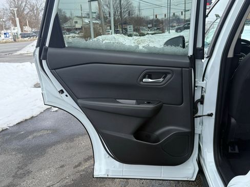 Used 2024 Nissan Rogue SV image 32