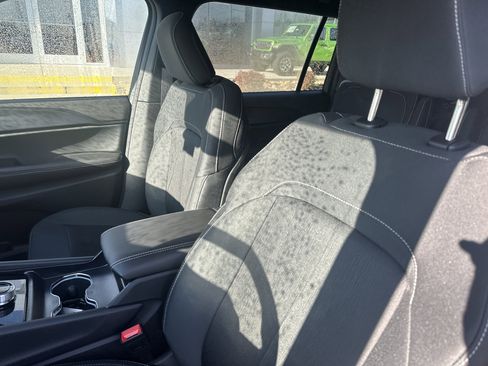 New 2025 Jeep Grand Cherokee L Laredo w/ Luxury Tech Group I image 16