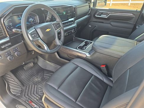 Used 2025 Chevrolet Silverado 2500 LTZ w/ LTZ Premium Package image 17