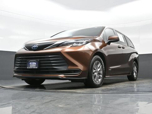 Used 2021 Toyota Sienna LE image 9