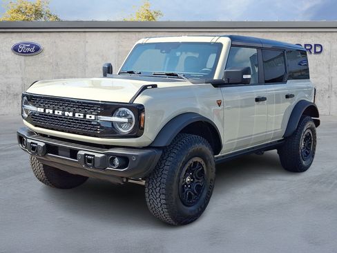 Used 2025 Ford Bronco Badlands AWD/4WD image 3