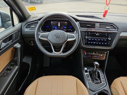 Certified 2022 Volkswagen Tiguan SE image 6