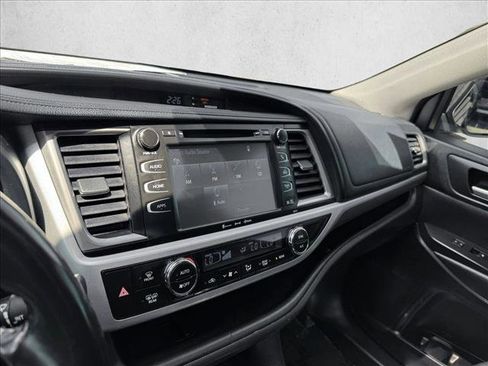 Certified 2018 Toyota Highlander SE w/ Carpet Mat Package (TMS) AWD/4WD image 13