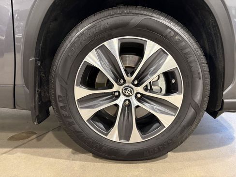 Used 2024 Toyota Highlander XLE AWD/4WD image 49