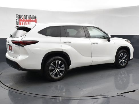 Used 2024 Toyota Highlander XLE AWD/4WD image 4