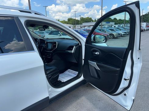 Used 2018 Jeep Cherokee Latitude Plus w/ Trailer Tow Group AWD/4WD image 9