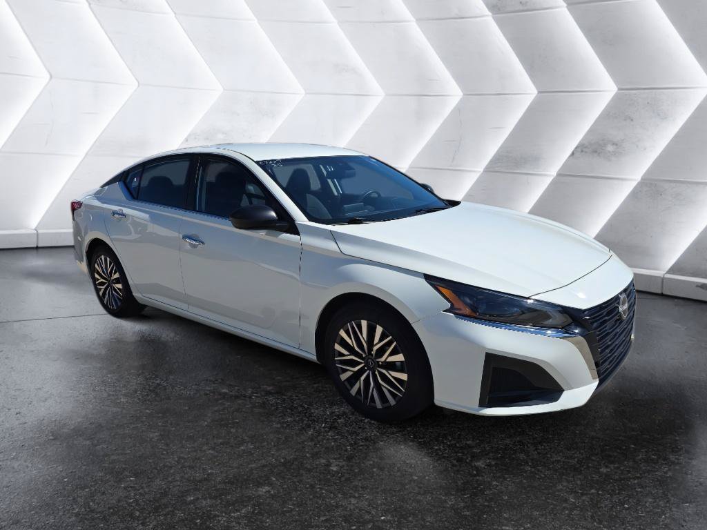 Used 2025 Nissan Altima 2.5 SV FWD image 3