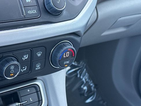 Used 2023 GMC Acadia SLT image 31