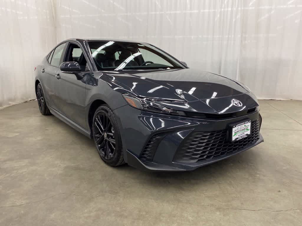 Used 2025 Toyota Camry SE FWD image 8
