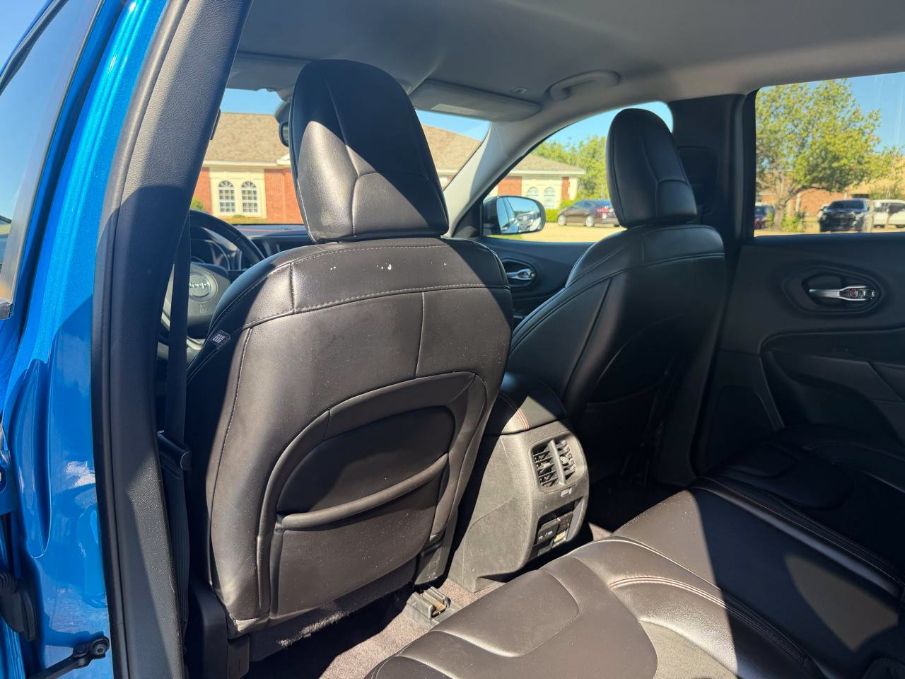 Used 2019 Jeep Cherokee Trailhawk w/ Cold Weather Group AWD/4WD image 15