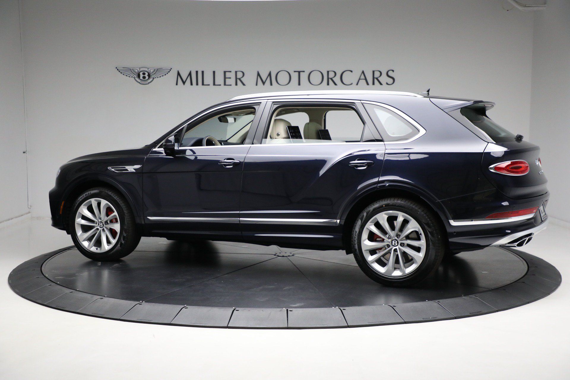Used 2024 Bentley Bentayga Extended Wheelbase AWD/4WD image 5