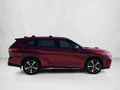 Used 2021 Toyota Highlander XSE FWD image 4