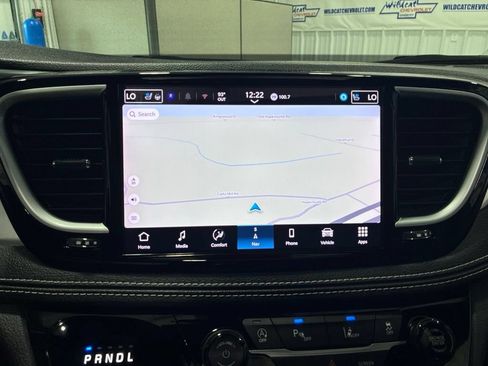 Used 2025 Chrysler Pacifica Limited FWD image 29