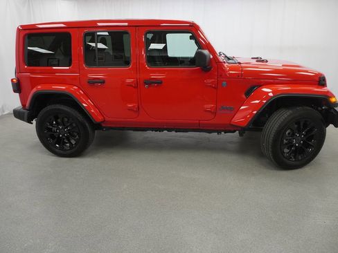 Certified 2025 Jeep Wrangler Unlimited Sahara w/ Safety Group AWD/4WD image 9