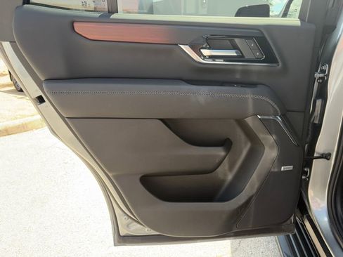 Used 2025 GMC Yukon Denali AWD/4WD image 28