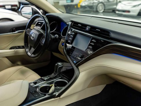 Used 2018 Toyota Camry XLE FWD image 14