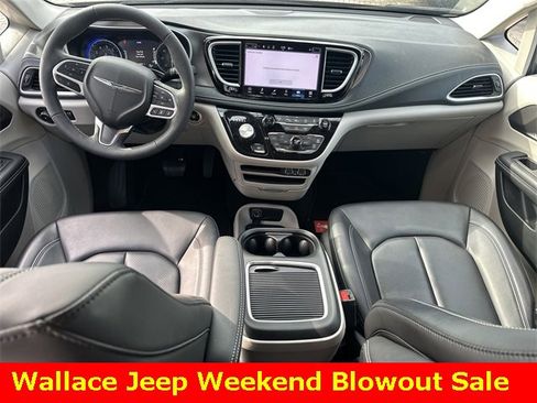 Used 2023 Chrysler Pacifica Touring-L image 16