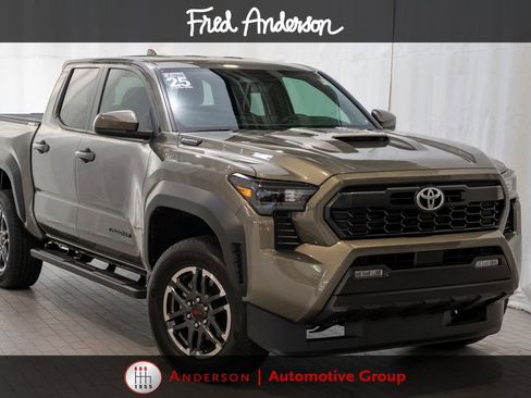 Certified 2025 Toyota RAV4 LE AWD/4WD image 1