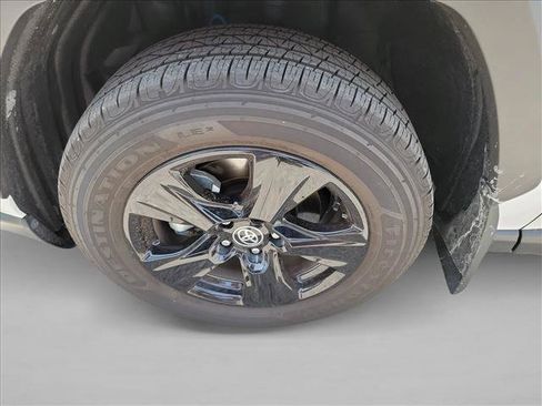 Used 2025 Toyota RAV4 LE AWD/4WD image 9