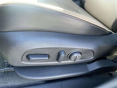 Used 2023 Chevrolet Equinox Premier image 16