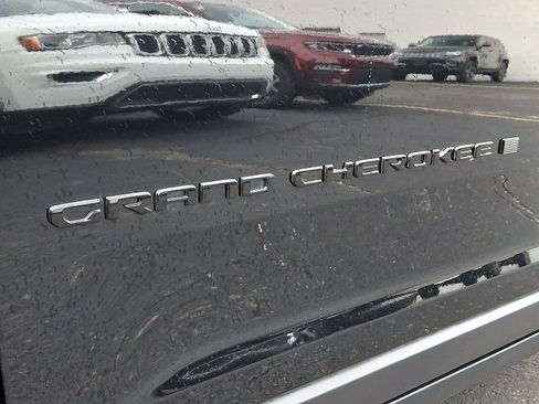 Certified 2025 Jeep Grand Cherokee Altitude AWD/4WD image 30