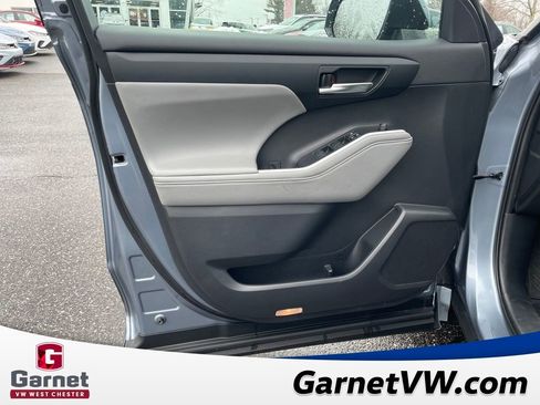 Used 2020 Toyota Highlander XLE image 11