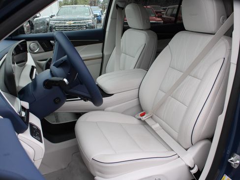 Used 2025 Buick Enclave Avenir w/ LPO, Floor Liner Package AWD/4WD image 16