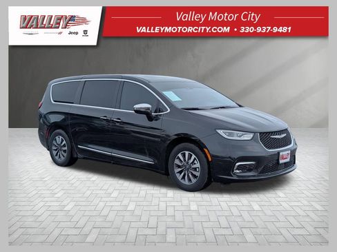 Used 2023 Chrysler Pacifica Limited image 1