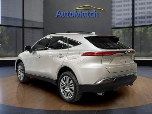 Used 2024 Toyota Venza XLE image 7