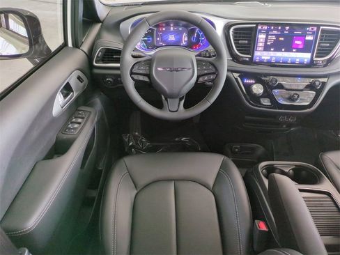 New 2024 Chrysler Pacifica Select w/ Uconnect Theater Family Group image 17