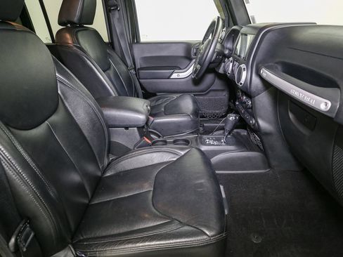 Used 2016 Jeep Wrangler Unlimited Sahara w/ Dual Top Group AWD/4WD image 17