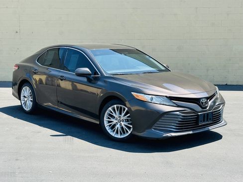 Used 2018 Toyota Camry XLE image 5