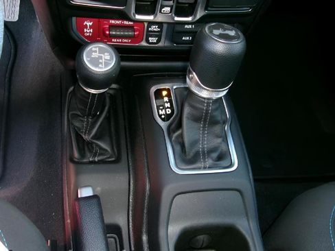 Used 2025 Jeep Wrangler Unlimited Rubicon 4xe w/ Convenience Group AWD/4WD image 15