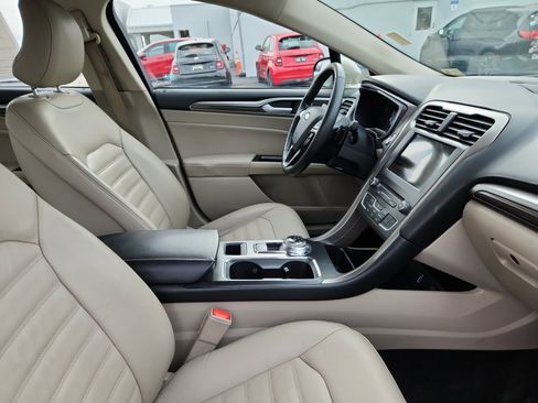 Used 2017 Ford Fusion SE w/ Fusion SE Technology Package image 19