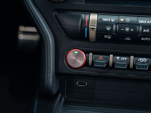 Used 2021 Ford Mustang Shelby GT500 w/ Carbon Fiber Track Pack image 38