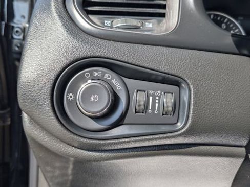 Used 2022 Jeep Renegade Latitude AWD/4WD image 17