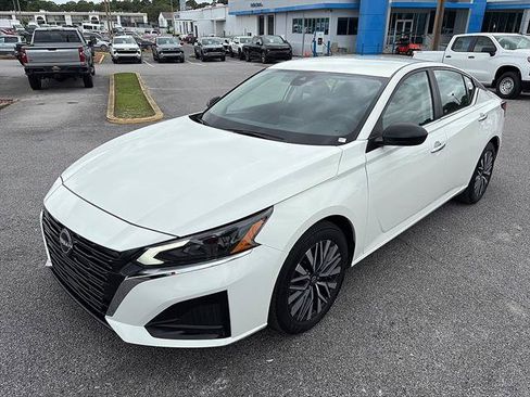 Used 2025 Nissan Altima 2.5 SV FWD image 2