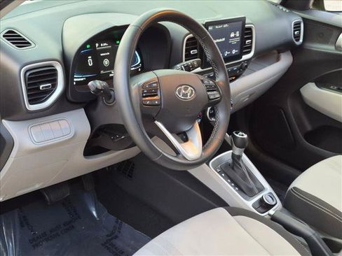 Used 2024 Hyundai Venue SEL FWD image 9
