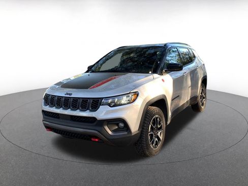 Used 2025 Jeep Compass Trailhawk image 3